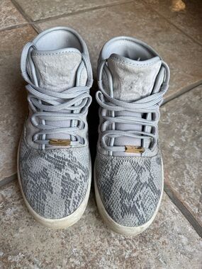 Air Jordan grey suede with snake print - 7Y